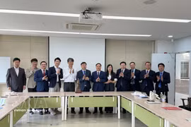 The delegation from Hung Yen province and leaders of the Seoul National University Asia Centre pose for a group photo. (Photo: VNA)