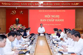 Politburo Member, Standing Member of the Party Central Committee’s Secretariat and Secretary of the Party Committee of Central Party Agencies Tran Cam Tu speaks at the meeting of the Standing Board of the Party Committee of Central Party Agencies in Hanoi on October 1. (Photo: VNA)