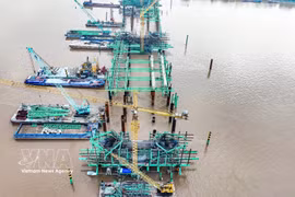 Construction site of the Tran Hung Dao Bridge project in Hanoi (Photo: VNA)