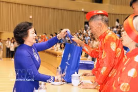 ​Deputy Prime Minister and Chairwoman of the National Committee for the Elderly Pham Thi Thanh Tra (L) presents gifts to the elderly. (Photo: VNA)