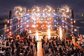 A music show on a nighttime cruise in Quang Ninh. (Photo: hanoimoi.vn)