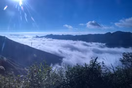 Located about 200 km from Hanoi, Ta Xua in Son La province is widely regarded as one of the most spectacular cloud-hunting destinations in northern Vietnam. (Photo: VNA)