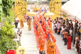 The Buddha procession around Phat Tich Pagoda in Vientiane, Laos. (Photo: VNA)