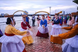 Artists from the Republic of Korea perform in a cultural exchange with local residents and visitors in Da Nang. (Photo: VNA) 