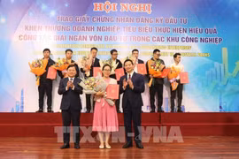 Bac Ninh officials hand over investment registration licences to enterprises on March 31. (Photo: VNA) 