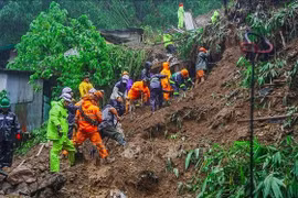 Rescuers search for victims at the scene of a landslide in Baguio, the Philippines, on August 10, 2026. (Photo: Xinhua/VNA)