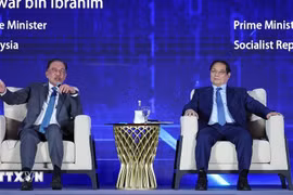 Prime Minister Pham Minh Chinh (R) and Malaysian Prime Minister Anwar Ibrahim participate in a high-level discussion session titled “The Intelligence Grid: Building Bridges Through Sovereign AI Collaboration” in Kuala Lumpur on May 28. (Photo: VNA)