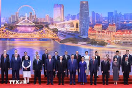 Delegates pose for a group photo at the SCO Summit 2025 in China. (Photo: VNA)