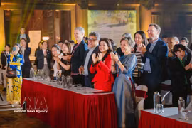 Polish Ambassador to Vietnam Joanna Skoczek (R) attends a cultural event in Vietnam (Photo: VNA)