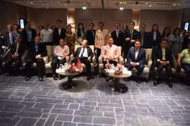 Delegates pose for a group photo at the event (Photo: VNA)