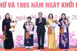 National Assembly Chairman Tran Thanh Man presents flowers and gifts to female NA deputies and officials on the occasion of the Vietnamese Women's Day. (Photo: VNA)