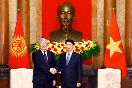 State President Luong Cuong (right) and Kyrgyz Prime Minister Adylbek Kasymaliev at their meeting in Hanoi on March 6 (Photo: VNA)