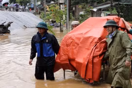 Heavy rains and strong winds from the storm cause flooding and isolating several areas of Thanh Hoa. (Photo: VNA)