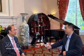 Vietnamese Ambassador to the US Nguyen Quoc Dung (left) grants an interview to the Vietnam News Agency correspondent in the US. (Photo: VNA)