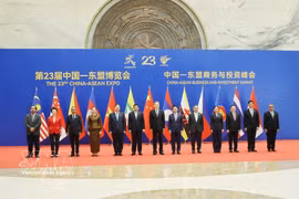 Standing Deputy Prime Minister Pham Gia Tuc (fifth from left) and heads of ASEAN and Chinese delegations (Photo: VNA)