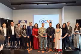 Vietnamese Ambassador to France Trinh Duc Hai (sixth from the right) and the leadership of Global Connect Vietnam France. (Photo: VNA)