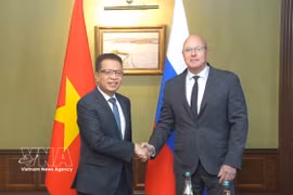 Vietnamese Ambassador to Russia Dang Minh Khoi (L) and Russian Deputy Prime Minister Dmitry Chernyshenko. (Photo: VNA)
