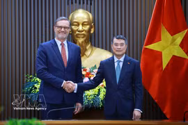 PM Le Minh Hung (R) and French Ambassador Olivier Brochet. (Photo: VNA)