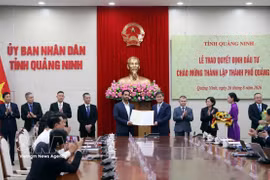The Quang Ninh provincial People's Committee presents investment approval decisions to 16 projects with a total investment of about 16.075 trillion VND on August 26. (Photo: VNA)