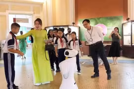 An artificial intelligence-powered robot guides visitors through the Ho Chi Minh City Museum of History. (Photo: nhandan.vn)
