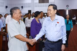 National Assembly Chairman Tran Thanh Man (R) meets with voters in Vi Xuyen district, Hau Giang province, on April 18. (Photo: VNA)