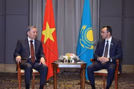 Party General Secretary To Lam (L) meets with Chairman of the Senate of the Parliament of Kazakhstan Maulen Ashimbayev (Photo: VNA)