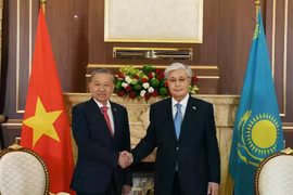 Kazakh President Kassym-Jomart Tokayev (R) welcomes Vietnamese Party General Secretary To Lam. (Photo: VNA)