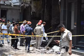 Investigators examine the scene of the hotel fire in New Delhi, India, on June 3, 2026. (Photo: Xinhua/VNA)
