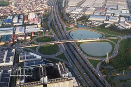 Integrated transport infrastructure connecting industrial parks creates a competitive advantage for Bac Ninh province in attracting investment. (Photo: VNA)