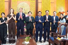 Delegates pose for a group photo at the working session (Photo: VNA)