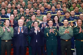 Prime Minister Pham Minh Chinh (third from the left, front row), delegates and officers and soldiers participating in the rescue mission to earthquake-hit Myanmar. (Photo: VNA)
