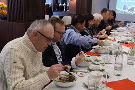 German friends taste Vietnamese pho (Photo: VNA)