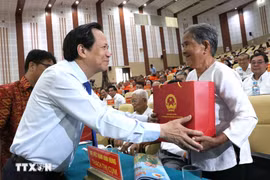 Minister of Ethnic and Religious Affairs Dao Ngoc Dung presents gifts to Vietnamese Heroic Mother. (Photo: VNA)