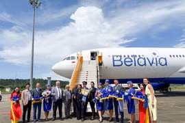 Passengers boarding the first flight on the Minsk – Phu Quoc route operated by Belavia Belarusian Airlines land at Phu Quoc International Airport on October 12. (Photo: VNA)