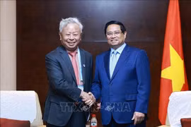 Prime Minister Pham Minh Chinh (R) and AIIB President Jin Liqun at their meeting in Tianjin on August 31. (Photo: VNA)