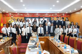 The delegation from the Nanko patent attorney club of Japan and officials and judges of the People's Court of Hanoi - Region 2 pose for a group photo (Photo: VNA)