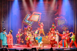 The Vietnam National Traditional Theatre has launched "The Secret of the Magical Dynasty" show, marking the first time that three traditional Vietnamese theatrical genres -Tuong, Cheo, and Cai luong - have appeared together on the same stage (Photo: VNA)