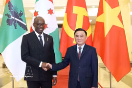 Permanent member of the CPV Central Committee’s Secretariat Tran Cam Tu (R) and CNDD-FDD Secretary General Révérien Ndikuriyo (Photo: VNA)