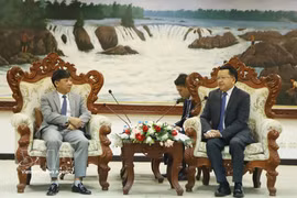 Vansy Kuamua (right), member of the Lao People's Revolutionary Party (LPRP) Central Committee and Deputy Head of its Commission for Propaganda and Training, receives Deputy Editor-in-Chief of the Communist Review of Vietnam Nguyen Ngoc Ha on July 28. (Photo: VNA)