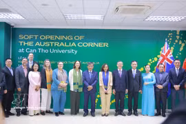 Participants the launch of the Australia Corner at Can Tho University on July 29 (Photo: VNA)