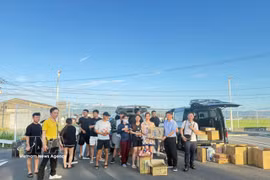 Representatives of the Vietnamese Consulate General in Fukuoka present relief goods to Vietnamese nationals (Photo: VNA) 