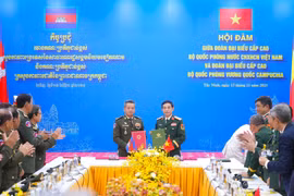 At the talks between Vietnamese Minister of National Defence General Phan Van Giang (R) and Cambodian Deputy Prime Minister and Minister of National Defence General Tea Seiha on November 13. (Photo: VNA)