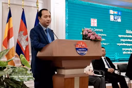 Cambodian Information Minister Neth Pheaktra speaks at the event. (Photo: VNA)