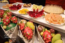 Fresh fruit products of Vietnam are introduced to German customers. (Photo: VNA)