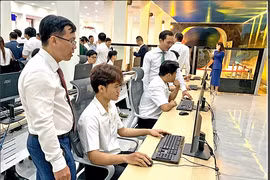 Students of Ho Chi Minh City University of Transport study in the high-speed railway control and operation simulation room. (Photo: tuoitre.vn)