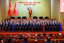 Party and State leaders pose for a group photo with the Government Party Organisation delegation attending the 14th National Party Congress. (Photo: VNA)