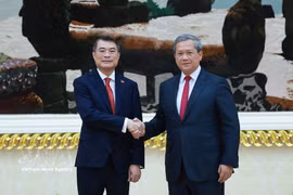 Cambodian Prime Minister Hun Manet (right) welcomes Vietnamese Prime Minister Le Minh Hung in Phnom Penh on October 9, 2026. (Photo: VNA)