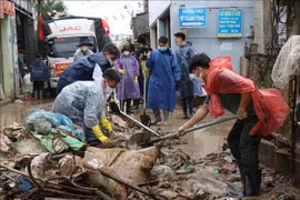 Armed forces help people clean up the environment to soon stabilise life after severe floods in Dak Lak province. (Photo: VNA)