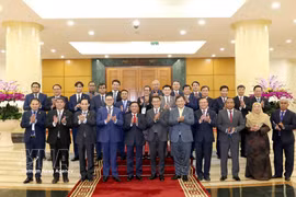 Politburo member and Permanent member of the Communist Party of Vietnam (CPV) Central Committee’s Secretariat Tran Cam Tu (fifth, from left) and heads of delegations from political parties of Southeast Asian countries in Hanoi on June 8. (Photo: VNA)