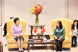 Politburo member, Secretary of the Party Central Committee and President of the Vietnam Fatherland Front (VFF) Central Committee Bui Thi Minh Hoai (R) and Vice Chairperson of the National Committee of the Chinese People's Political Consultative Conference (CPPCC) Xian Hui. (Photo: VNA)